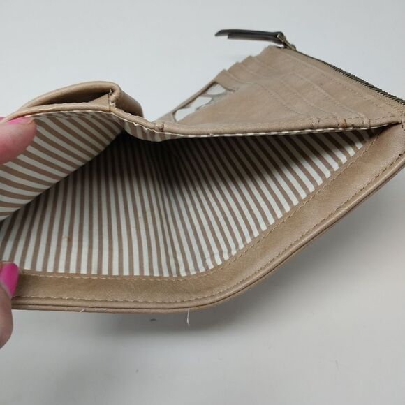 Maurice's Tan faux leather wallet. - Picture 10 of 15